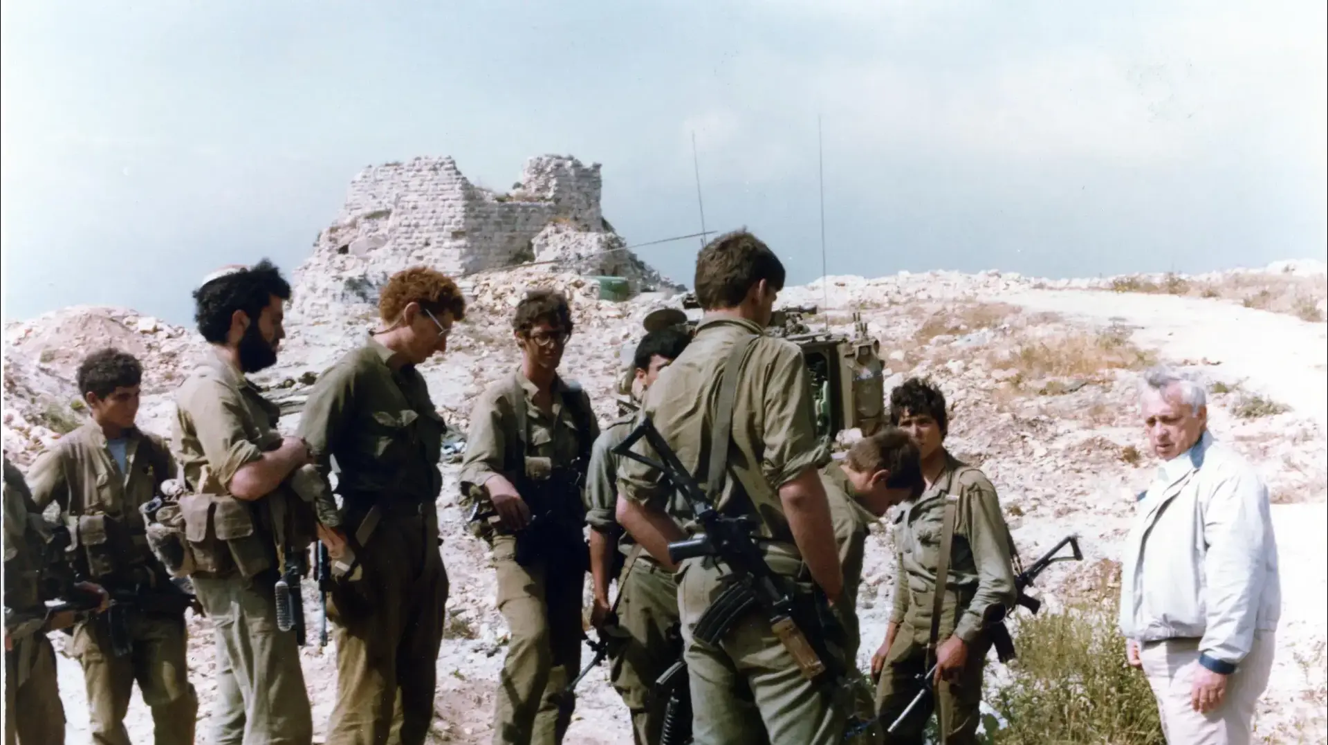 שר הביטחון אריאל שרון על מבצר הבופור עם חיילים 
