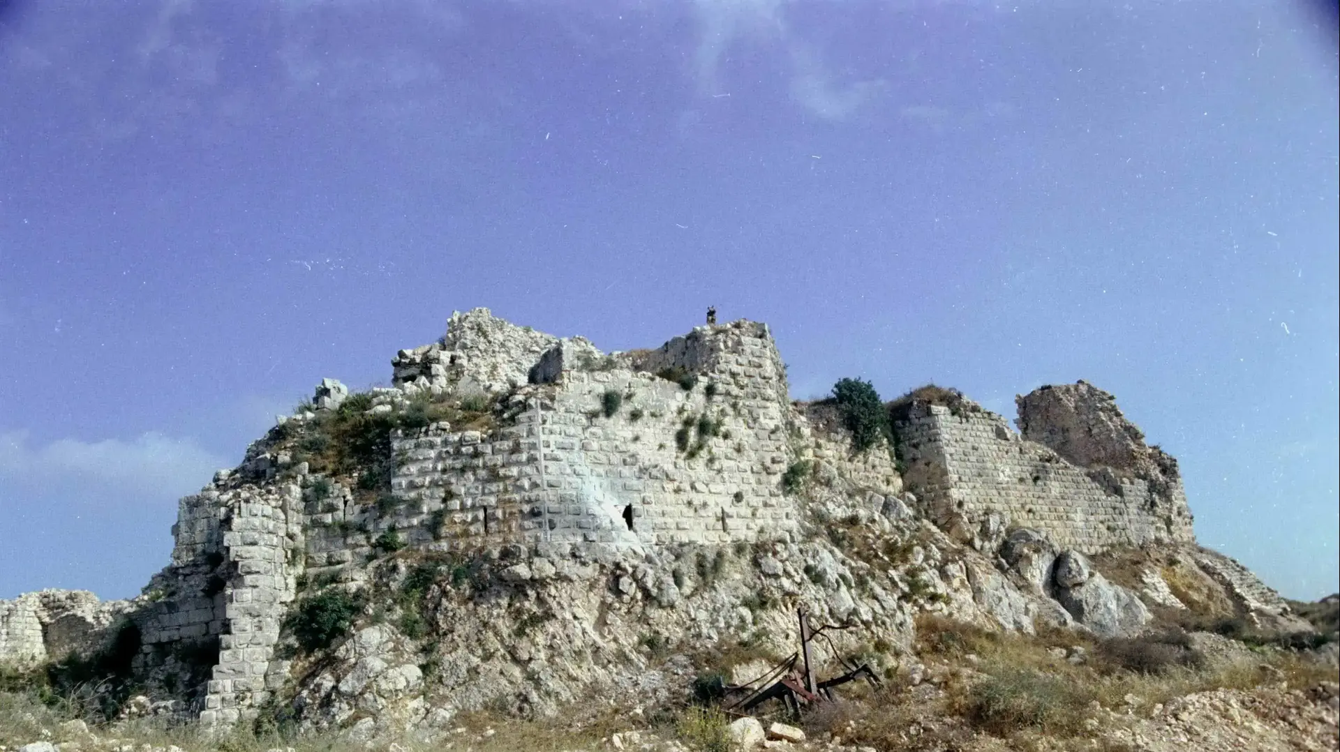 מבצר הבופור לאחר כיבושו. הערוץ העמוק משמאל למבצר הוא ערוץ הליטני. בעומק התמונה רכס אל- עקרוב. מתחת למבצר עובר כביש המחבר את תחום ישראל עם בקעת הלבנון. על נהר הליטני גשר חרדלה שצה"ל (חטיבת גולני) תפס בליל ה- 5-6 ביוני כדי להעביר דרכו את כוחותיו מבצר הבופור לאחר כיבושו. הערוץ העמוק משמאל למבצר הוא ערוץ הליטני. בעומק התמונה רכס אל- עקרוב. מתחת למבצר עובר כביש המחבר את תחום ישראל עם בקעת הלבנון. על נהר הליטני גשר חרדלה שצה"ל (חטיבת גולני) תפס בליל ה- 5-6 ביוני כדי להעביר דרכו את כוחותיו
