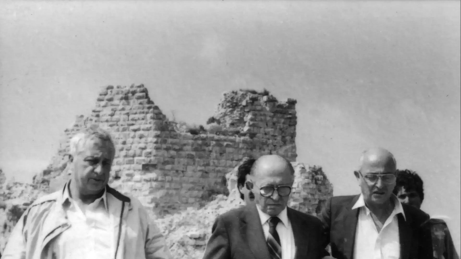 ראש הממשלה מנחם בגין, שר הביטחון אריאל שרון ואחרים מבקרים בבופור ראש הממשלה מנחם בגין, שר הביטחון אריאל שרון ואחרים מבקרים בבופור