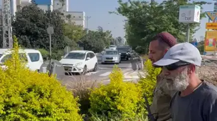 קצין צה״ל במדים, מוריד דגל גאווה שתלתה מועצה אזורית עמק הירדן לרגל חודש הגאווה קצין צה״ל במדים, מוריד דגל גאווה שתלתה מועצה אזורית עמק הירדן לרגל חודש הגאווה