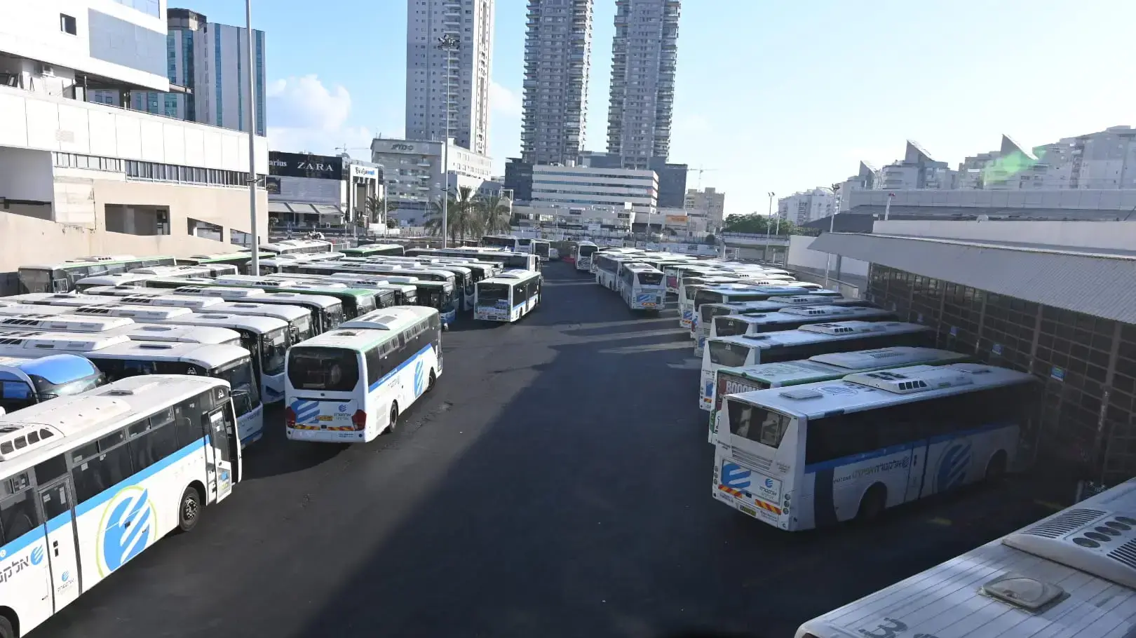 אוטובוסים בתחנה המרכזית אשדוד. 26 ביוני 2022