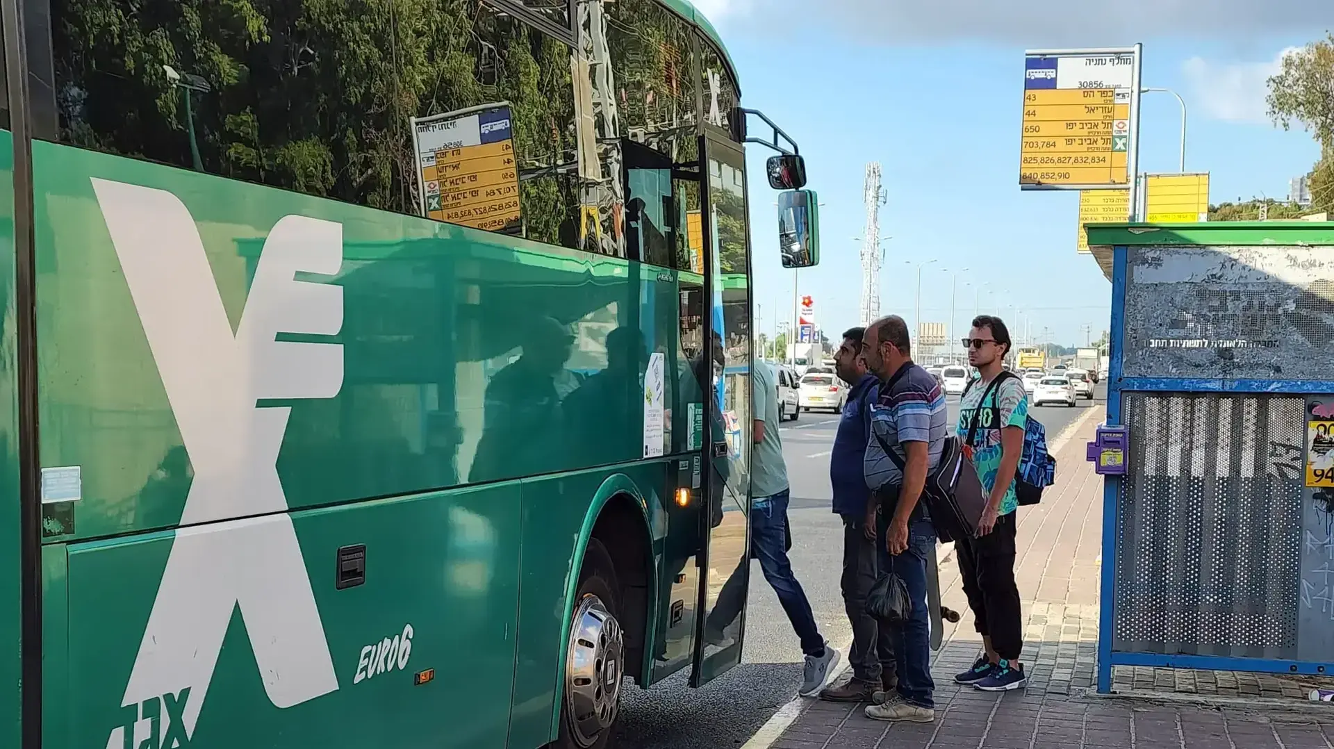אוטובוס במחלף נתניה. 16 ביוני 2022 אוטובוס במחלף נתניה. 16 ביוני 2022