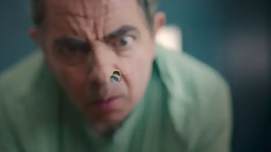 טריילר "אדם נגד דבורה"
