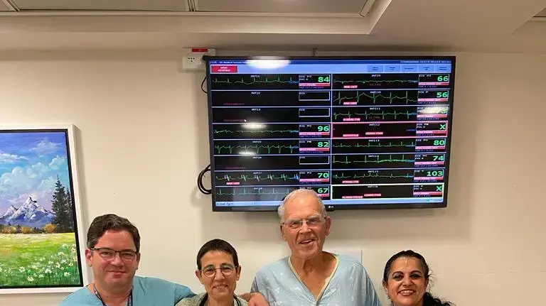 מימין לשמאל: זמירה בוני, סגנית מנהלת סיעוד ביניים לב, המטופל יגאל פיסצקי, וד"ר פורטר אביטל, מנהלת יחידת אשפוז קרדיולוגי ,
ד"ר אודי קדמון, שביצע את השתלת הדפיברילטור למטופל מימין לשמאל: זמירה בוני, סגנית מנהלת סיעוד ביניים לב, המטופל יגאל פיסצקי, וד"ר פורטר אביטל, מנהלת יחידת אשפוז קרדיולוגי ,
ד"ר אודי קדמון, שביצע את השתלת הדפיברילטור למטופל