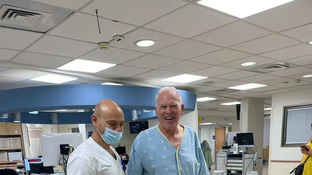 יגאל פיסצקי בטיפול נמרץ עומד פעם ראשונה לאחר שעבר החייאה בחזרה בחדר כושר יגאל פיסצקי בטיפול נמרץ עומד פעם ראשונה לאחר שעבר החייאה בחזרה בחדר כושר