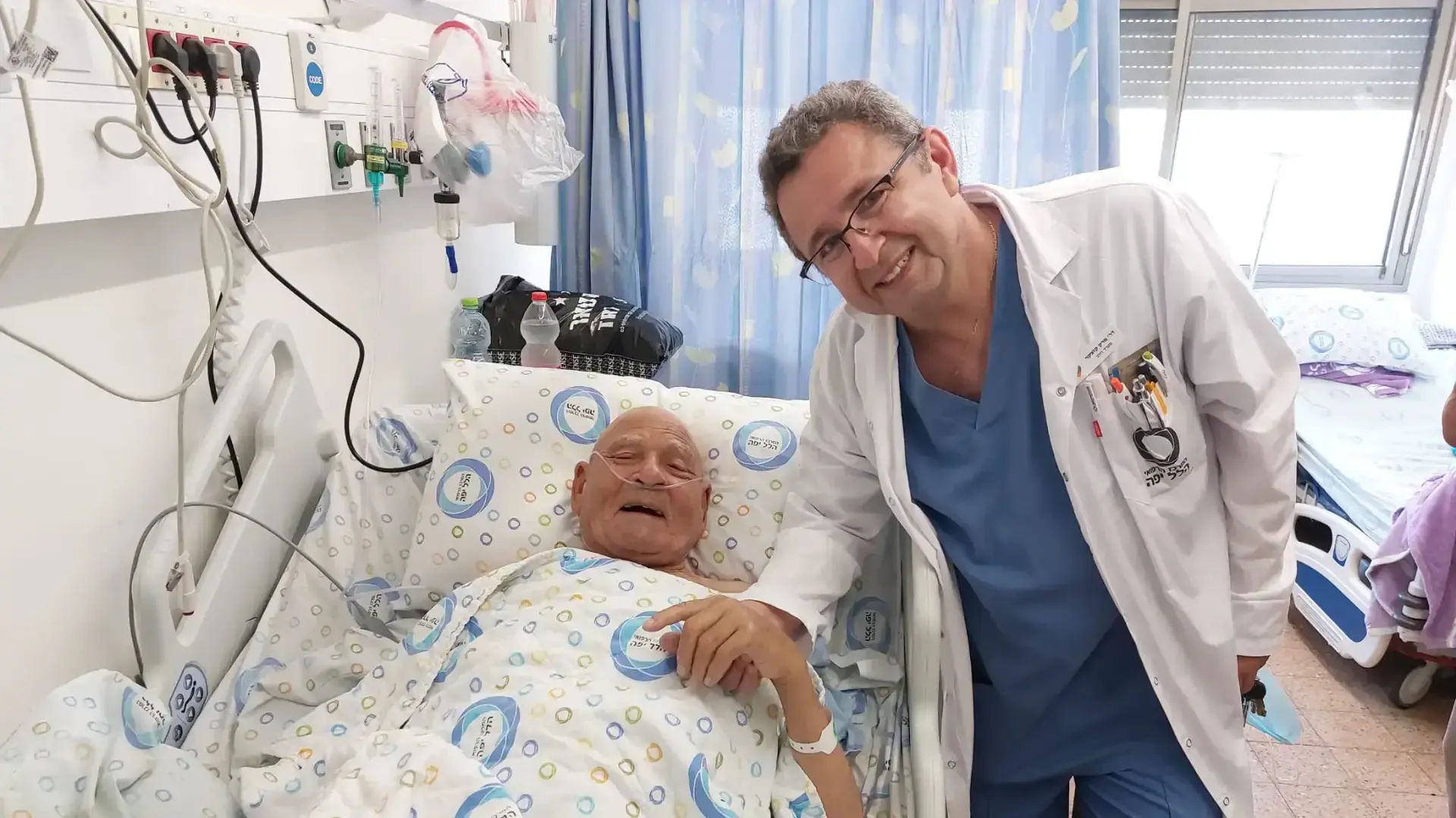 השתלת קוצב לב לקייסי מוחמד בן 107 בבית החולים הלל יפה בחדרה, 28 ליוני 2022. לצדו הד"ר קזצקר
השתלת קוצב לב לקייסי מוחמד בן 107 בבית החולים הלל יפה בחדרה, 28 ליוני 2022. לצדו הד"ר קזצקר