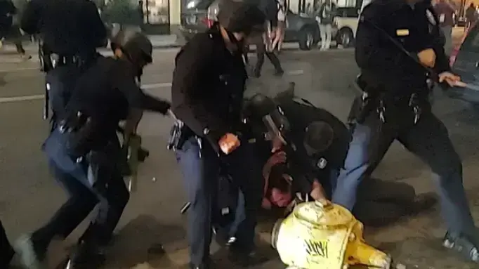 משטרת לוס אנג'לס תוקפת מפגינים תומכי הפלות בלוס אנג'לס, יוני 2022 משטרת לוס אנג'לס תוקפת מפגינים תומכי הפלות בלוס אנג'לס, יוני 2022