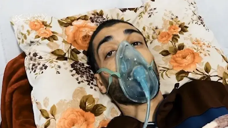 ארגון הטרור חמאס מפרסמים תיעוד של הישאם אל-סייד כשאר הוא מחובר להנשמה ומצבו הרפואי נראה ירוד. ארגון הטרור חמאס מפרסמים תיעוד של הישאם אל-סייד כשאר הוא מחובר להנשמה ומצבו הרפואי נראה ירוד.