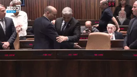 יאיר לפיד ,נפתלי בנט מתחלפים במקום הישיבה על כיסא ראש הממשלה בדיון מליאת הכנסת על פיזורה, 20 ביוני 2022 יאיר לפיד ,נפתלי בנט מתחלפים במקום הישיבה על כיסא ראש הממשלה בדיון מליאת הכנסת על פיזורה, 20 ביוני 2022