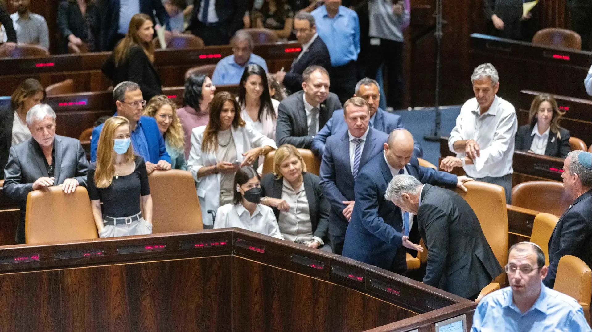יאיר לפיד ,נפתלי בנט מתחלפים במקום הישיבה על כיסא ראש הממשלה בדיון מליאת הכנסת על פיזורה, 20 ביוני 2022 יאיר לפיד ,נפתלי בנט מתחלפים במקום הישיבה על כיסא ראש הממשלה בדיון מליאת הכנסת על פיזורה, 20 ביוני 2022
