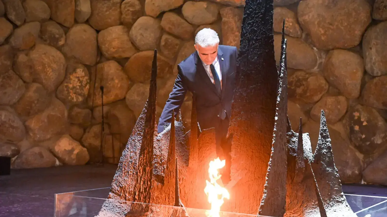 שר החוץ וראש הממשלה הנכנס, יאיר לפיד באוהל יזכור, יד ושם, 30 ביוני 2022 שר החוץ וראש הממשלה הנכנס, יאיר לפיד באוהל יזכור, יד ושם, 30 ביוני 2022