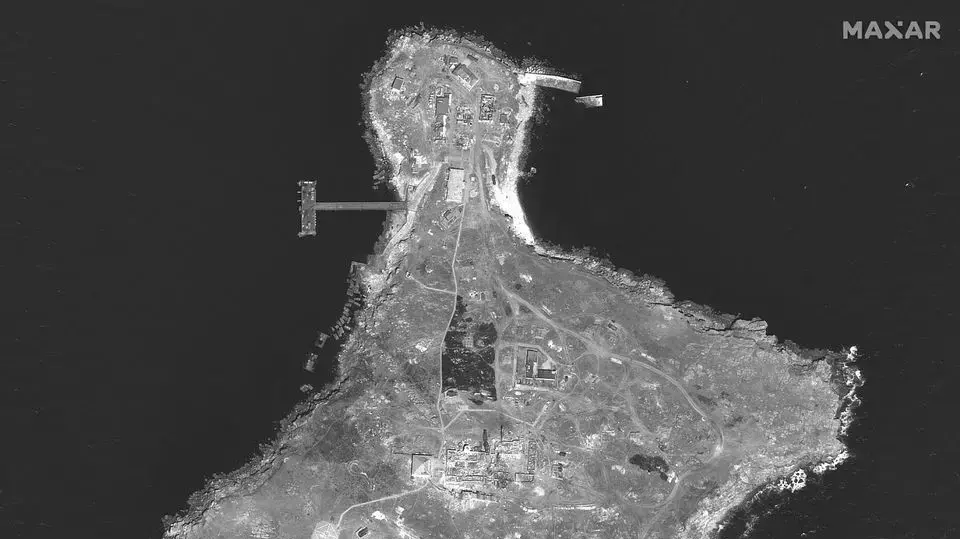 צילום לוויין של אי הנחשים צילום לוויין של אי הנחשים