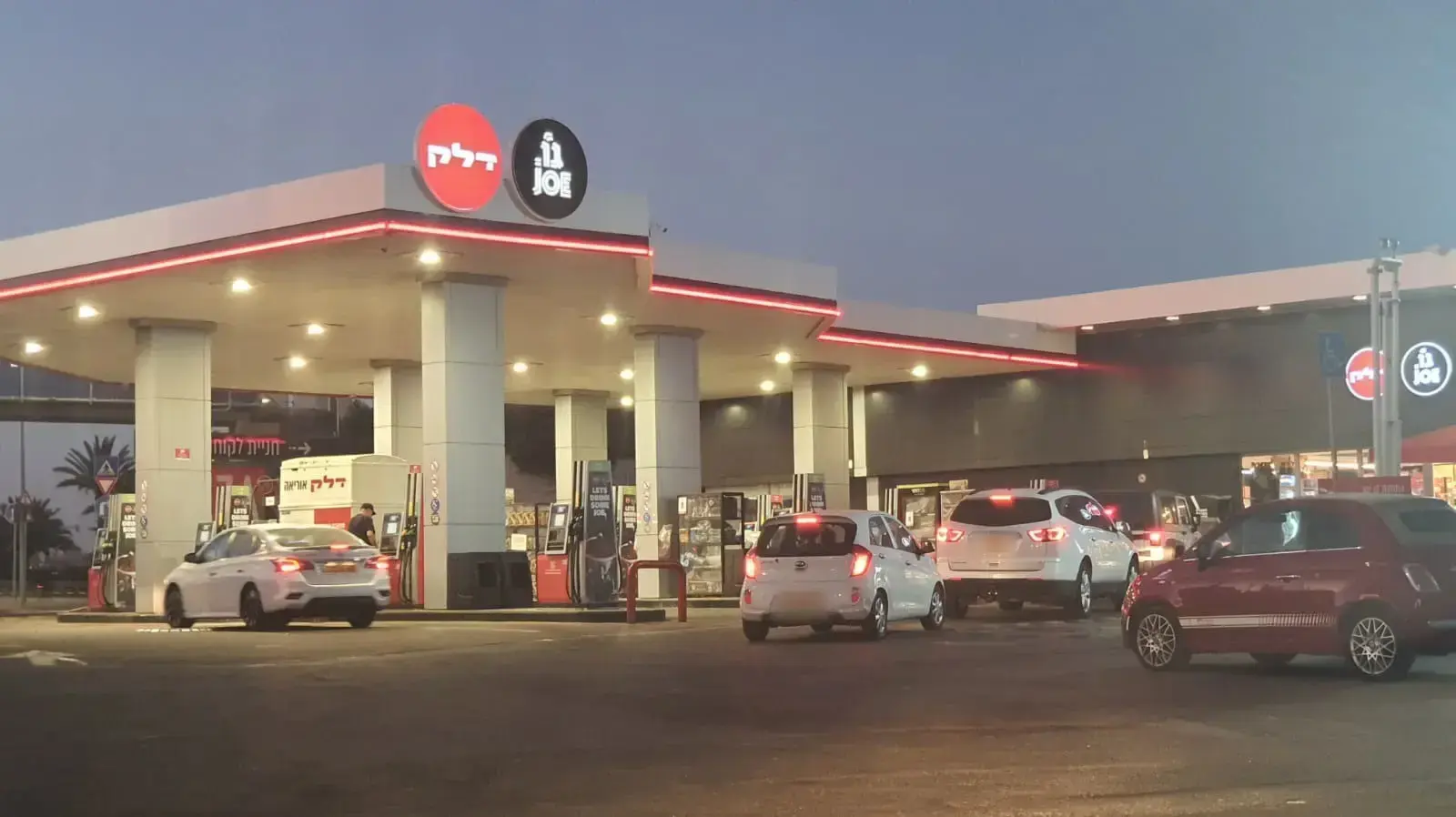 עומסים בתחנת "דלק" בכפר הירוק 30 ביוני 2022 עומסים בתחנת "דלק" בכפר הירוק 30 ביוני 2022