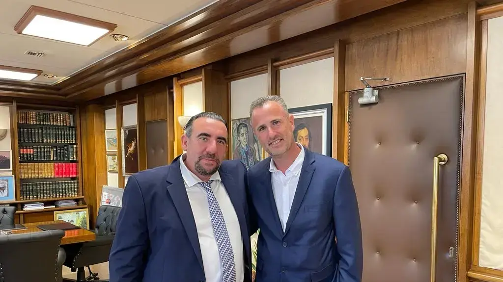 פרקליטו של דודי מזרחי עם עו"ד ניר יסלוביץ' עם התובע הכללי של יוון, 1 יולי 2022 פרקליטו של דודי מזרחי עם עו"ד ניר יסלוביץ' עם התובע הכללי של יוון, 1 יולי 2022