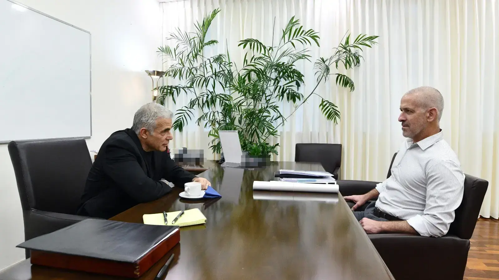פגישת עבודה של ראש הממשלה הנכנס יאיר לפיד עם ראש השב"כ רונן בר
1.7.22 פגישת עבודה של ראש הממשלה הנכנס יאיר לפיד עם ראש השב"כ רונן בר
1.7.22