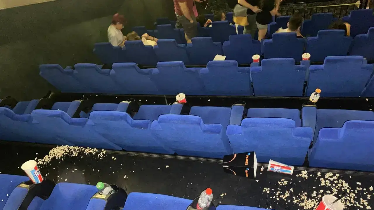 התפרעויות בהקרנת "המיניונים: עלייתו של גרו" התפרעויות בהקרנת "המיניונים: עלייתו של גרו"