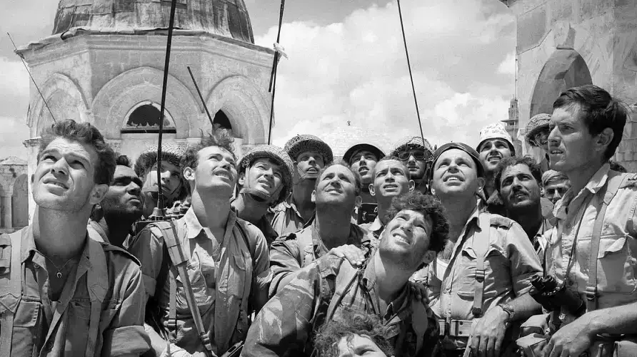 מתוך הסרט "1341 פריימים מהמצלמה של מיכה בר-עם" מתוך הסרט "1341 פריימים מהמצלמה של מיכה בר-עם"