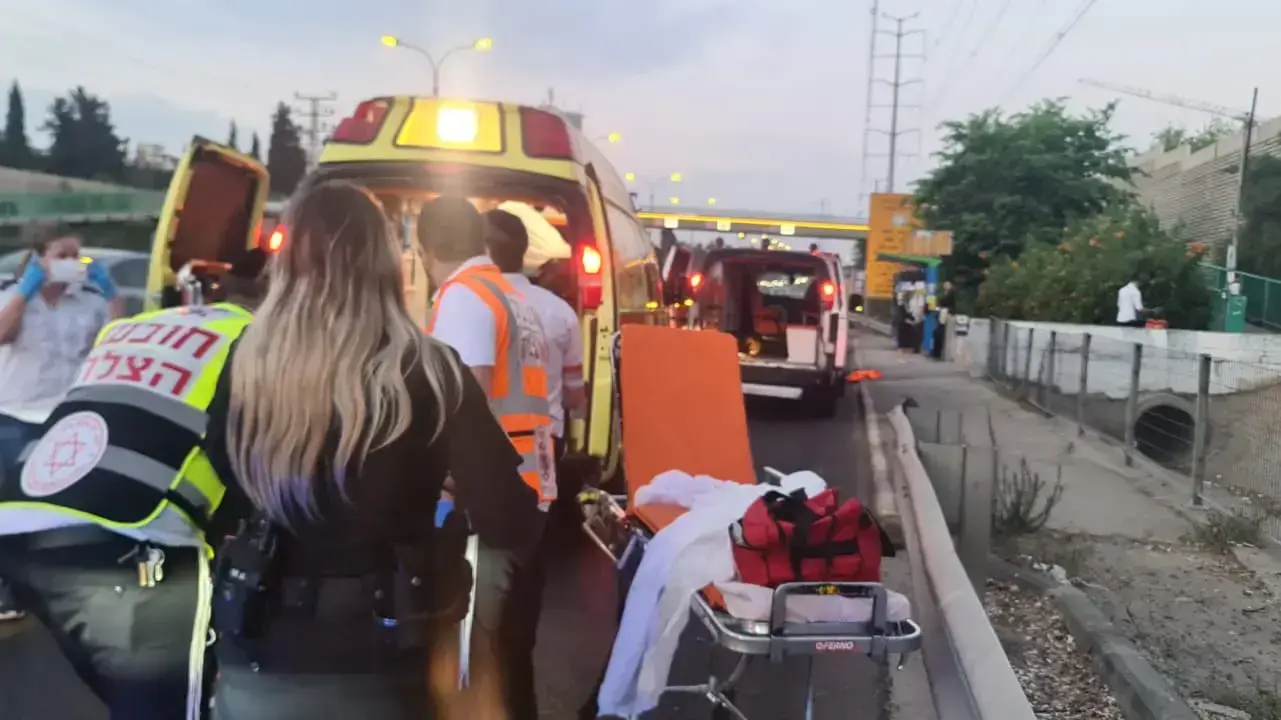 גבר נדקר כשצעד על גשר הולכי הרגל מעל כביש 4 סמוך לגבעת שמואל לכיוון בני ברק, 5 ביולי 2022 גבר נדקר כשצעד על גשר הולכי הרגל מעל כביש 4 סמוך לגבעת שמואל לכיוון בני ברק, 5 ביולי 2022