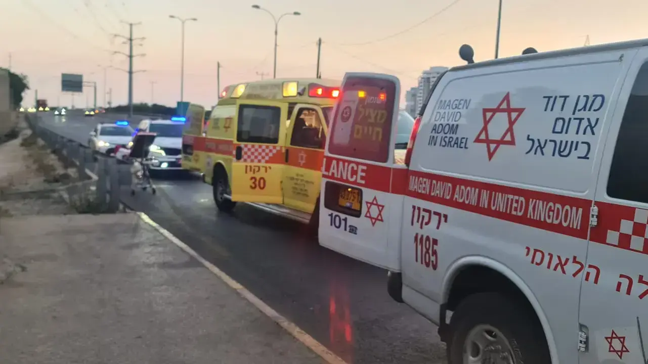 גבר נדקר כשצעד על גשר הולכי הרגל מעל כביש 4 סמוך לגבעת שמואל לכיוון בני ברק, 5 ביולי 2022 גבר נדקר כשצעד על גשר הולכי הרגל מעל כביש 4 סמוך לגבעת שמואל לכיוון בני ברק, 5 ביולי 2022
