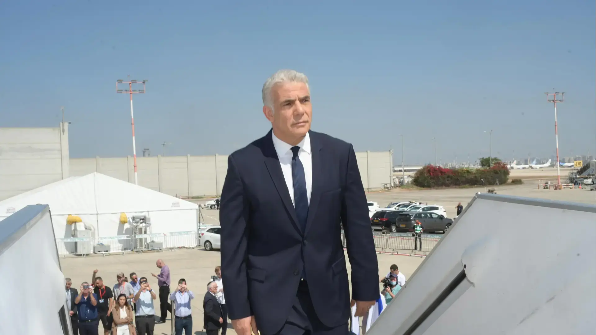 ראש הממשלה יאיר לפיד עולה למטוס לפריז בשדה התעופה בן גוריון,5 ביולי 2022 ראש הממשלה יאיר לפיד עולה למטוס לפריז בשדה התעופה בן גוריון,5 ביולי 2022