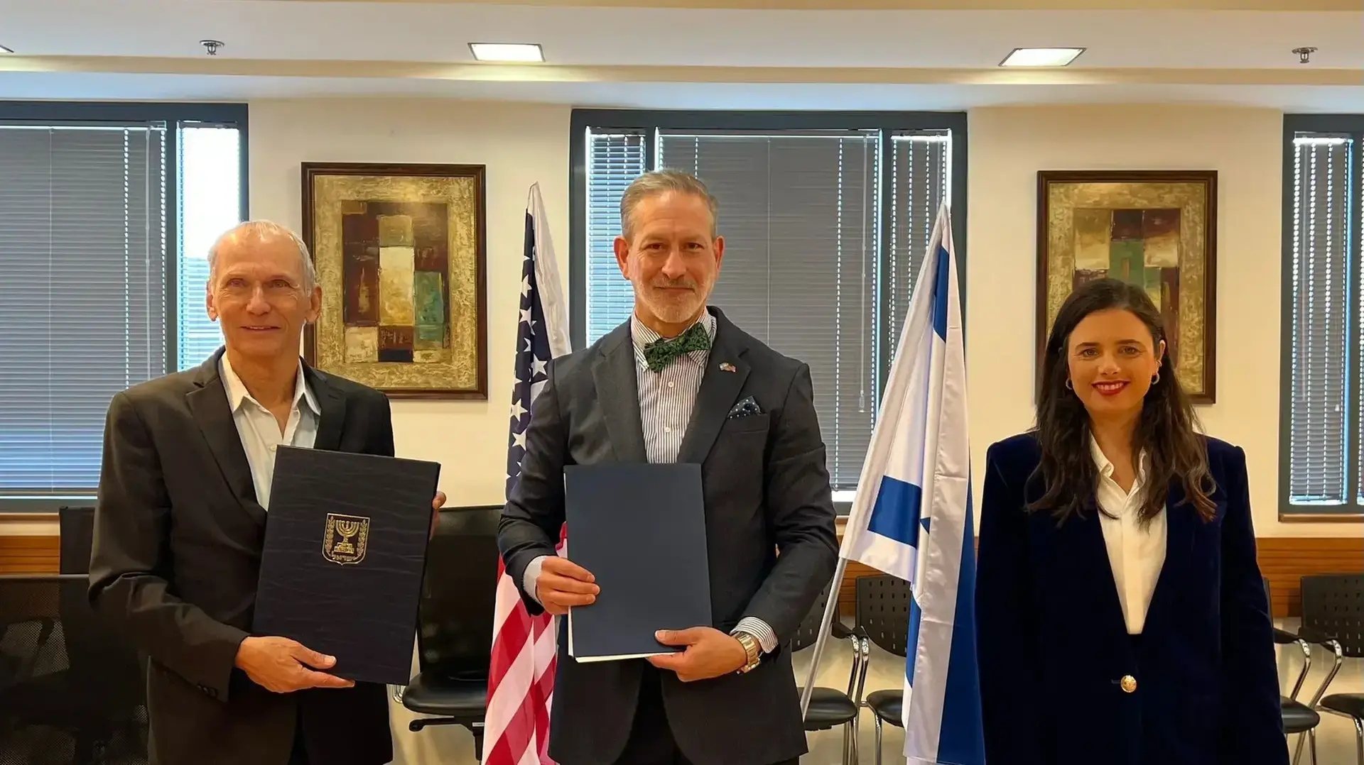 השר לביטחון פנים, עמר בר לב במהלך חתימה לצד היום סגן שגריר ארה"ב בישראל, ג'ונתן שרייר ובעמד שרת הפנים, איילת שקד שאחראית על תוכנית הפטור מוויזות, על הסכם בדבר שיתוף המידע (PCSC).
השר לביטחון פנים, עמר בר לב במהלך חתימה לצד היום סגן שגריר ארה"ב בישראל, ג'ונתן שרייר ובעמד שרת הפנים, איילת שקד שאחראית על תוכנית הפטור מוויזות, על הסכם בדבר שיתוף המידע (PCSC).