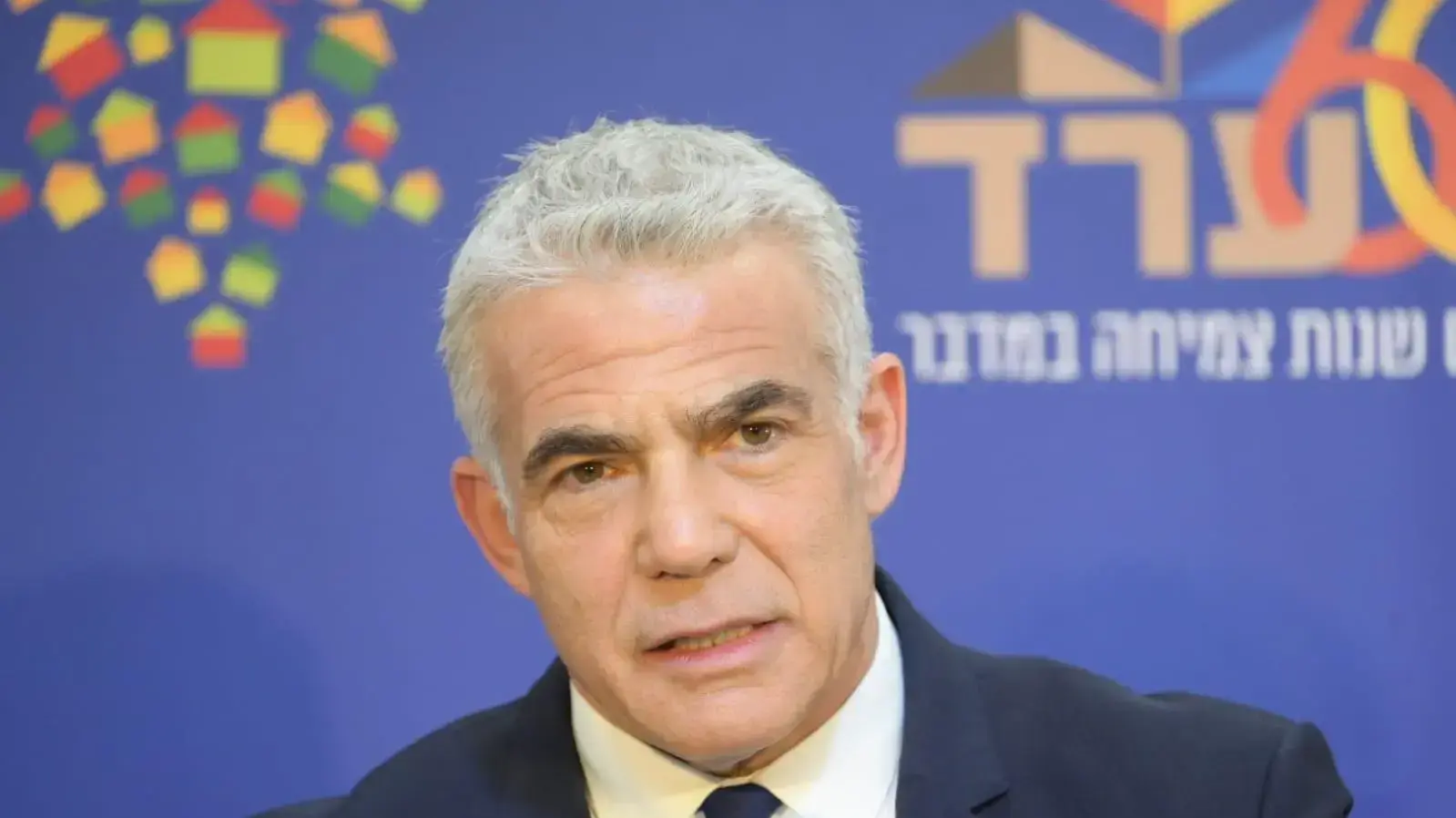 ראש הממשלה יאיר לפיד בחתימת הסכם גג, ערד, 7 ביולי 2022 ראש הממשלה יאיר לפיד בחתימת הסכם גג, ערד, 7 ביולי 2022