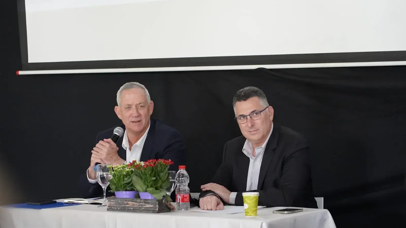 בני גנץ וגדעון סער בישיבה המאוחדת הראשונה של כחול לבן- התקווה החדשה, 11 ביולי 2022