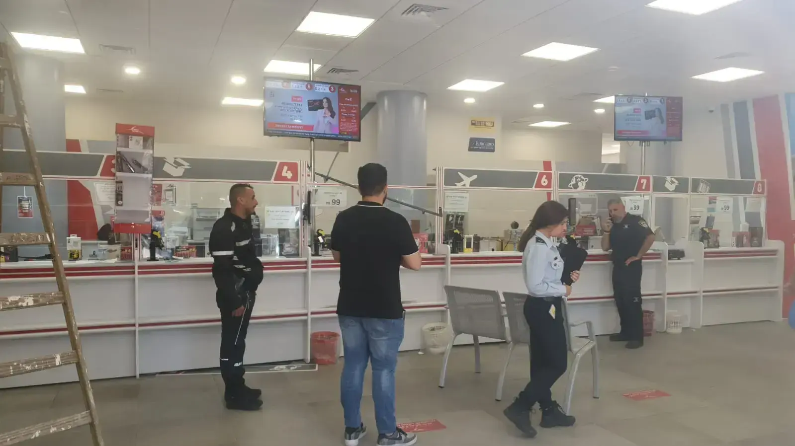 גבר שדד סניף דואר בהצרליה באיומי אקדח 12 יולי 2022 גבר שדד סניף דואר בהצרליה באיומי אקדח 12 יולי 2022