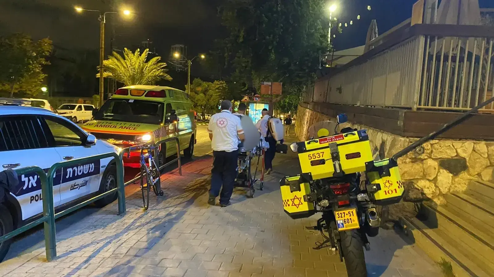 מאמצי החייאה בצעירה כבת 20 אשר טבעה בבריכה בתל אביב 12 ביולי 2022