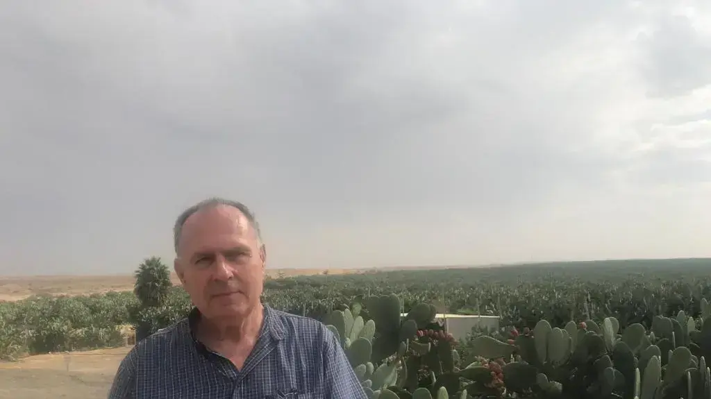 נועם בלום, מקים חוות הסברסים בנגב נועם בלום, מקים חוות הסברסים בנגב