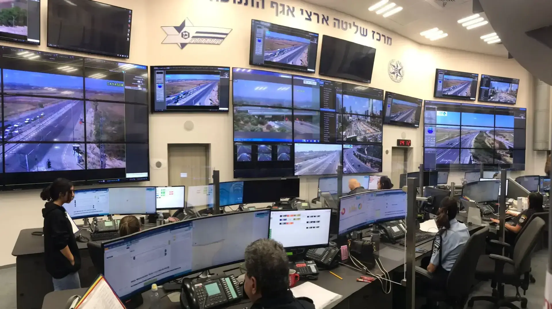 מרכז השליטה הארצי של אגף התנועה של המשטרה ביום נחיתת נשיא ארה"ב ג'ו ביידן, בית דגן, 13 ביולי 2022 מרכז השליטה הארצי של אגף התנועה של המשטרה ביום נחיתת נשיא ארה"ב ג'ו ביידן, בית דגן, 13 ביולי 2022