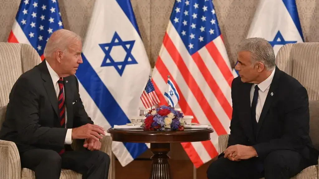 ראש הממשלה יאיר לפיד עם נשיא ארצות הברית ג'ו ביידן בתחילת פגישתם בארבע עיניים