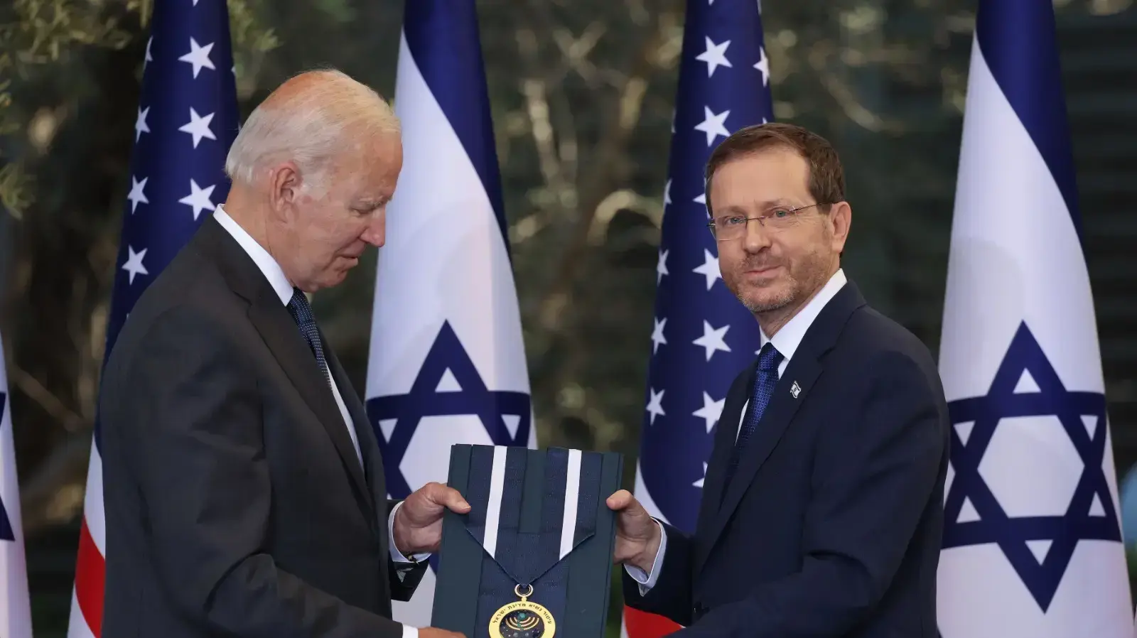 נשיא המדינה, יצחק הרצוג מעניק את עיטור הנשיא לג'ו ביידן 14 ביולי 2022 נשיא המדינה, יצחק הרצוג מעניק את עיטור הנשיא לג'ו ביידן 14 ביולי 2022