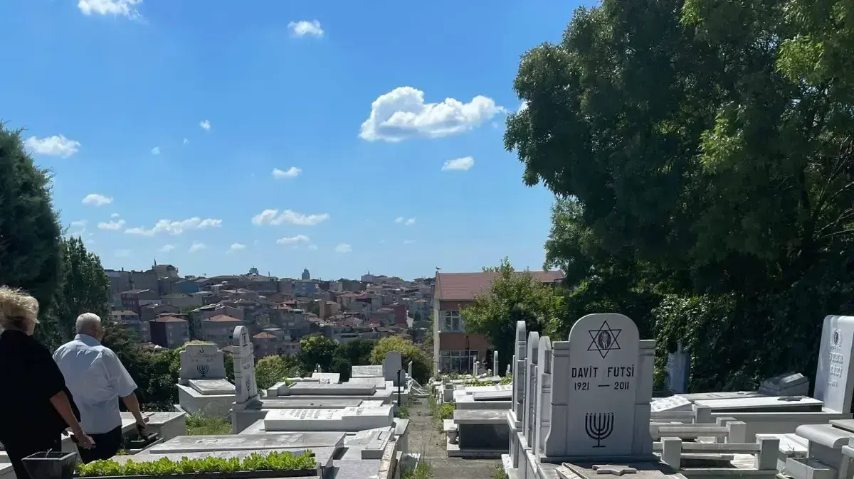 עשרות מצבות נמצאו שבורות בבית העלמין היהודי באיסטנבול, 15 ביולי 2022 עשרות מצבות נמצאו שבורות בבית העלמין היהודי באיסטנבול, 15 ביולי 2022