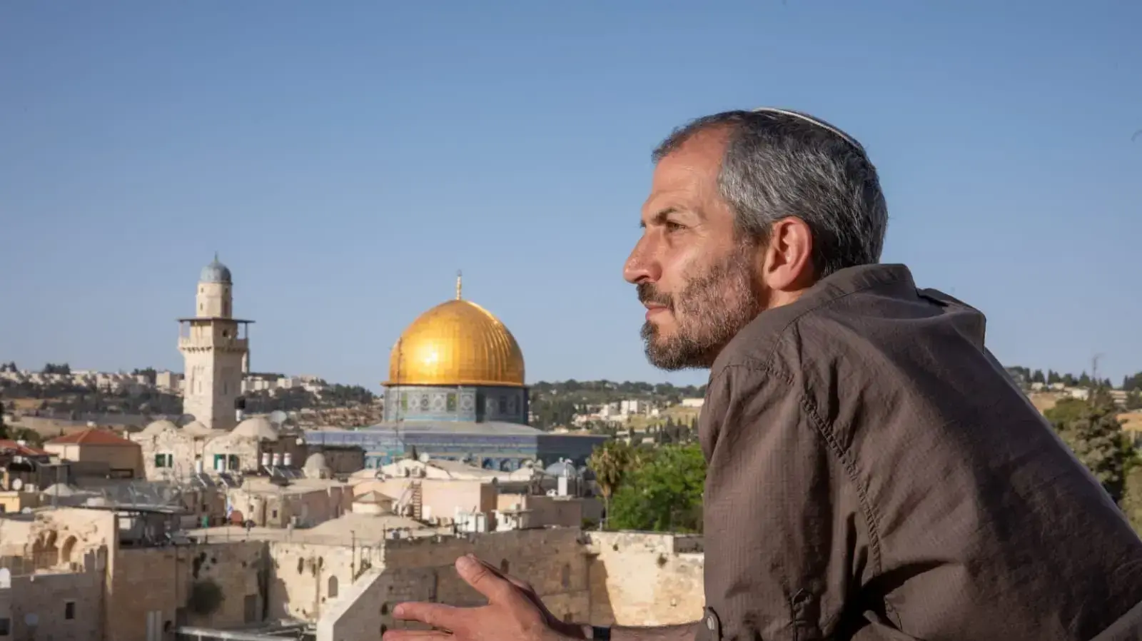 ארנון סגל על רקע הר הבית