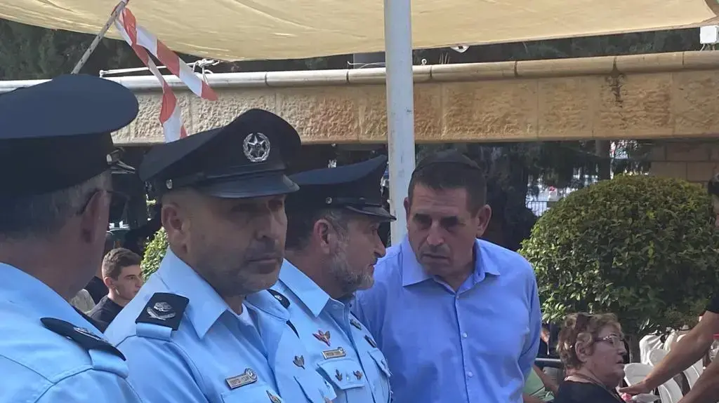 מפכ"ל המשטרה קובי שבתאי ויואב סגלוביץ' בהלווית ברק משולם השוטר שנדרס למוות , בית העלמין הצבאי כפר סבא, 17 ביולי 2022 מפכ"ל המשטרה קובי שבתאי ויואב סגלוביץ' בהלווית ברק משולם השוטר שנדרס למוות , בית העלמין הצבאי כפר סבא, 17 ביולי 2022