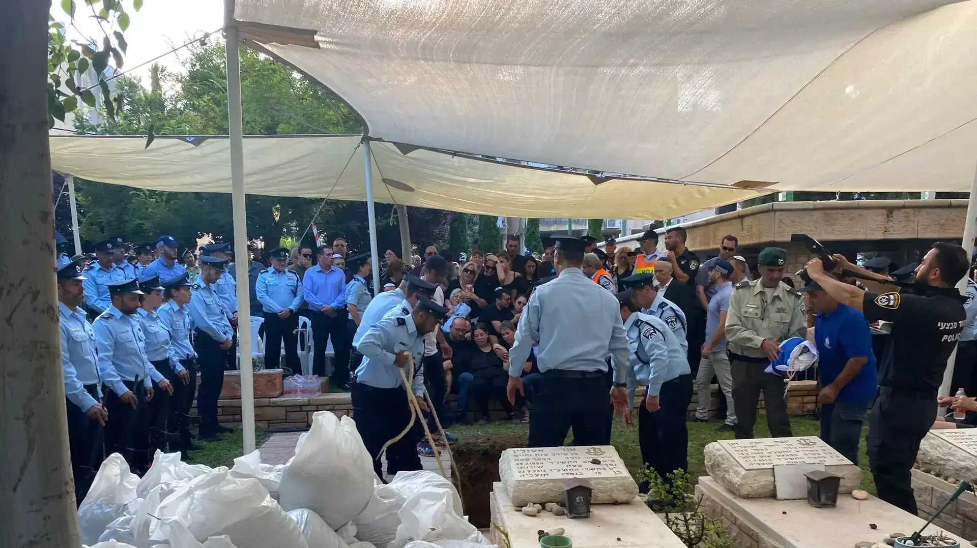 הלווית ברק משולם השוטר שנדרס למוות , בית העלמין הצבאי כפר סבא, 17 ביולי 2022 הלווית ברק משולם השוטר שנדרס למוות , בית העלמין הצבאי כפר סבא, 17 ביולי 2022