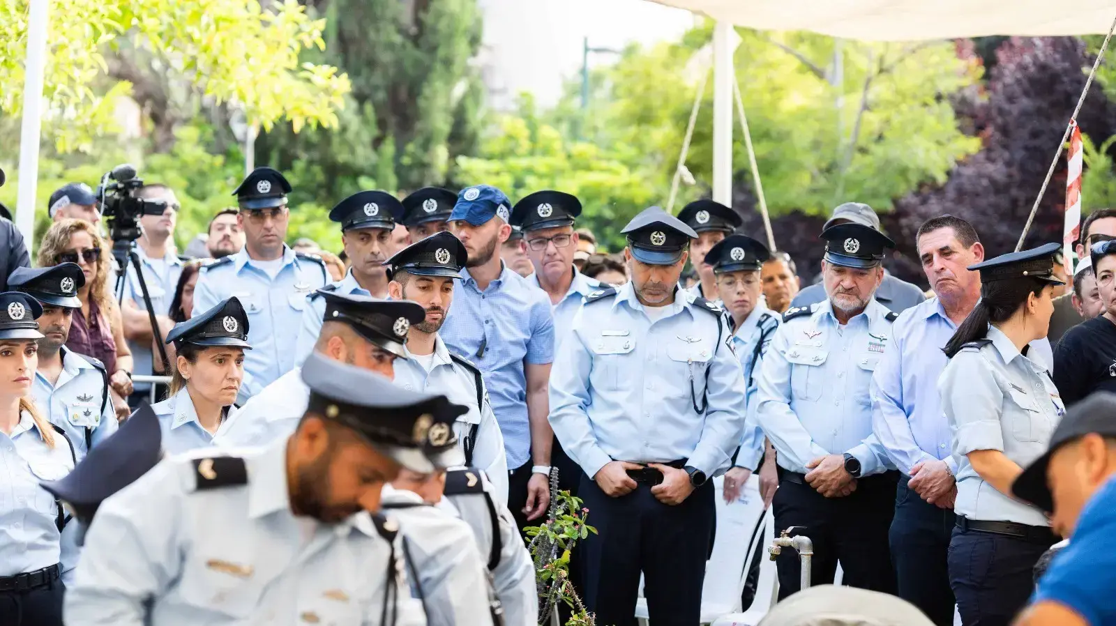 מפכ"ל המשטרה קובי שבתאי בהלווית ברק משולם השוטר שנדרס למוות , בית העלמין הצבאי כפר סבא, 17 ביולי 2022 מפכ"ל המשטרה קובי שבתאי בהלווית ברק משולם השוטר שנדרס למוות , בית העלמין הצבאי כפר סבא, 17 ביולי 2022