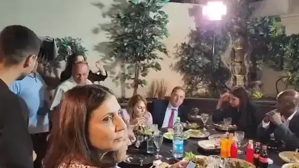 פעילת הליכוד היידי מוזס, עונדת תליון זהב בדמותו של נתניהו על ח"כ ישראל כץ. 17 ביולי 2022