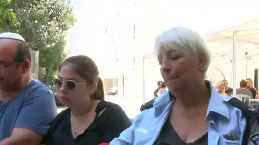 משפחתו של ברק משולם, השוטר שנדרס למוות, כפר סבא, 18 ביולי 2022 משפחתו של ברק משולם, השוטר שנדרס למוות, כפר סבא, 18 ביולי 2022