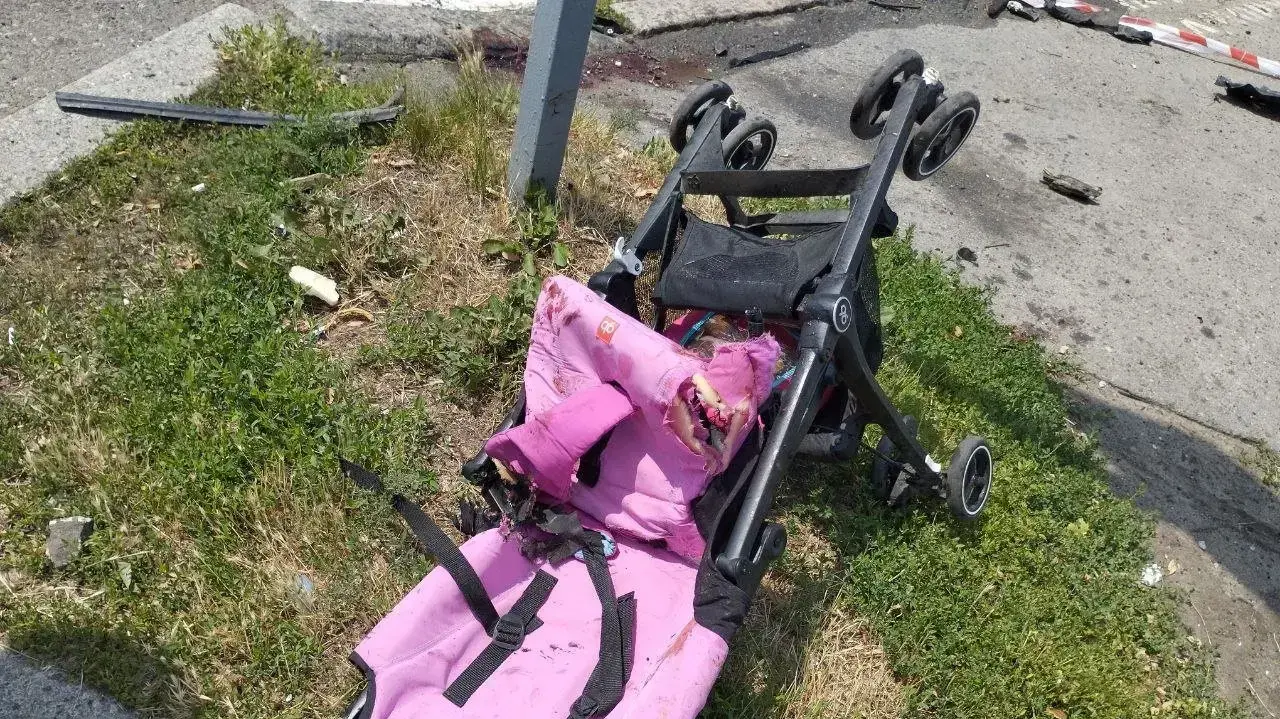עגלת הילדים של ליזה דמיטרייבה שנהרגה במתקפת טילים רוסית על העיר וניציה באוקראינה עגלת הילדים של ליזה דמיטרייבה שנהרגה במתקפת טילים רוסית על העיר וניציה באוקראינה