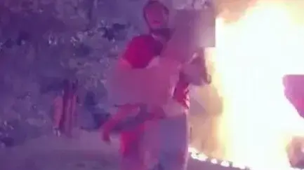 שליח פיצה מחלץ ילדים מבית בוער