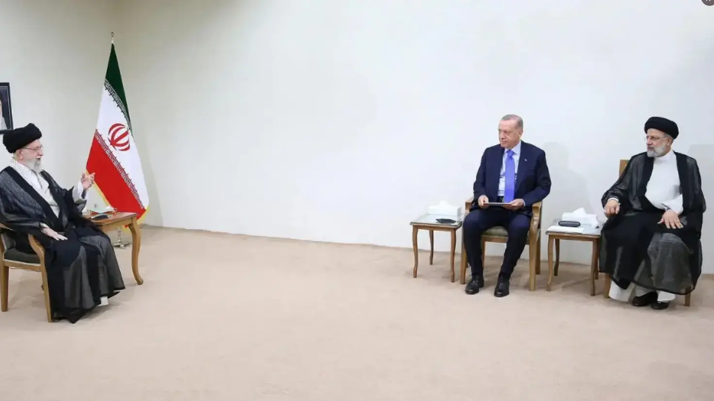 נשיא טורקיה ארדואן נפגש עם המנהיג הרוחני עלי חמינאי ונשיא איראן ראיסי בטהרן, 19 ביולי 2022
נשיא טורקיה ארדואן נפגש עם המנהיג הרוחני עלי חמינאי ונשיא איראן ראיסי בטהרן, 19 ביולי 2022
