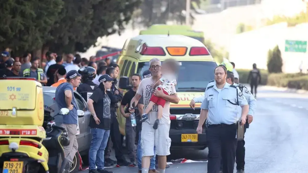 צלם עיתונות שניטל את פיגוע הדקירה בירושלים, גבר כבן 40 פצוע במצב בינוני 19 ביולי 2022 צלם עיתונות שניטל את פיגוע הדקירה בירושלים, גבר כבן 40 פצוע במצב בינוני 19 ביולי 2022