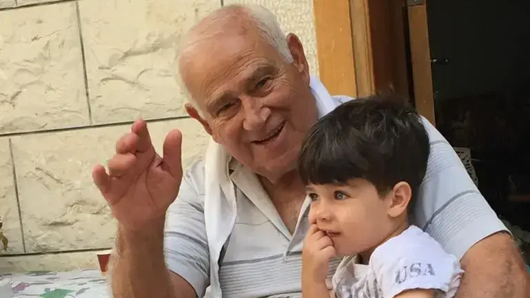יוסף דסוקי עם הנכד מחמוד. מאושר לשימוש ללא טשטוש. דסוקי טבע למוות בחוף דור, 20 ביולי 2022 יוסף דסוקי עם הנכד מחמוד. מאושר לשימוש ללא טשטוש. דסוקי טבע למוות בחוף דור, 20 ביולי 2022