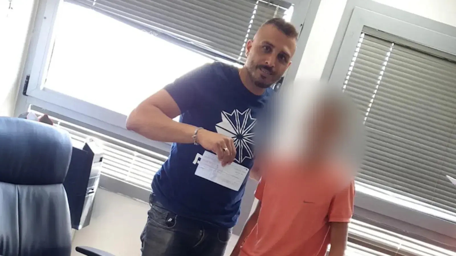 הילד שנחשד כקטין
ונהג הילד שנחשד כקטין
ונהג