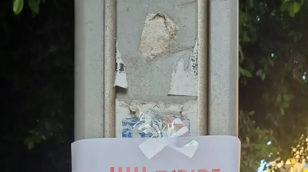 שלט ובו כתוב "זהירות! אנס סדרתי מסתובב חופשי", במחאה על שחרורו של אלון קסטיאל. 21 ביולי 2022 שלט ובו כתוב "זהירות! אנס סדרתי מסתובב חופשי", במחאה על שחרורו של אלון קסטיאל. 21 ביולי 2022