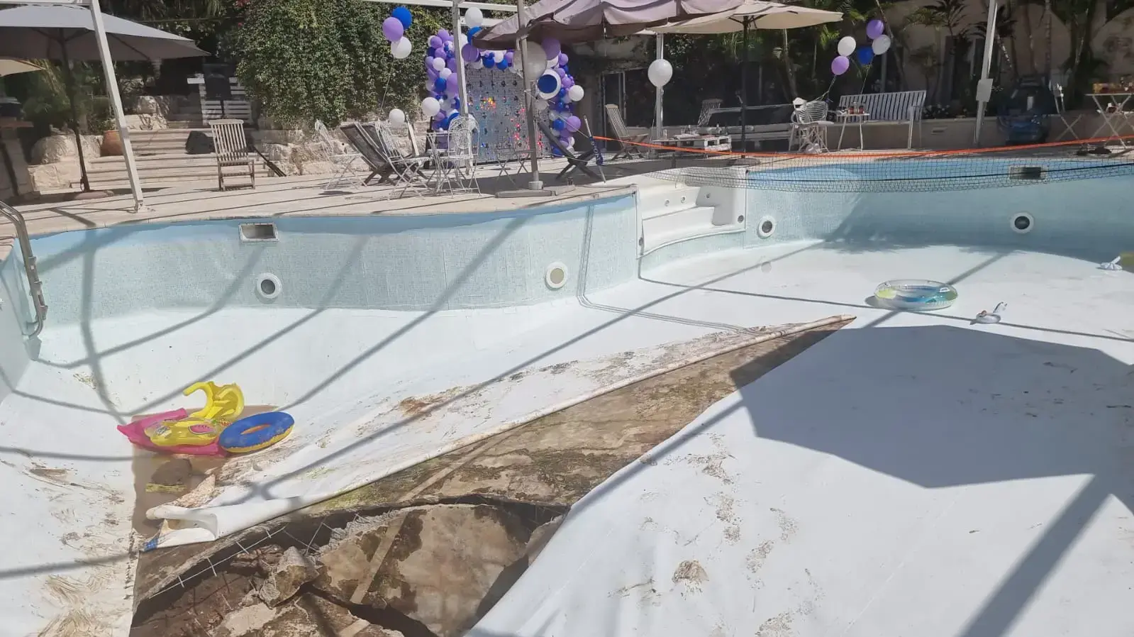 הבולען שנפער בבית בכרמי יוסף 21 ביולי 2022 הבולען שנפער בבית בכרמי יוסף 21 ביולי 2022