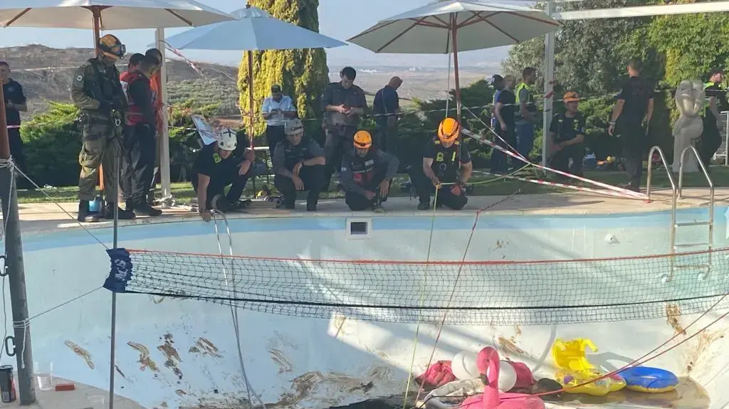 הבולען שנפער מתחת לבריכה בבית בשפלה
