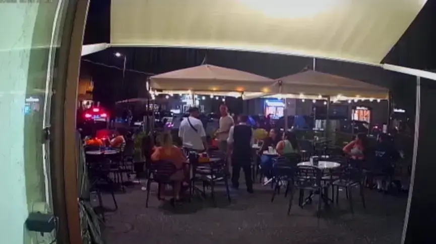 מצלמות אבטחה לכדו צעיר שגנב שעון יד מתייר שווייצי בנאפולי, ולאחר מכן החזיר אותו משום שהיה מזויף